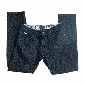 Size 32 trukfit pants . Cool animal print 🐆 🔲